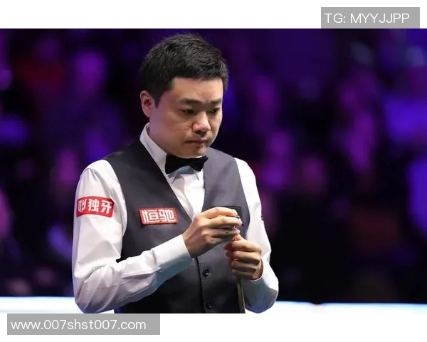 丁俊晖与足球明星同场竞技展现台球与足球的精彩碰撞