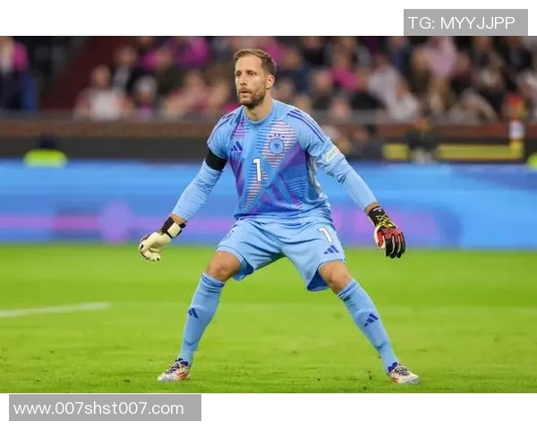 德国足球明星的人品与职业生涯的深度剖析与影响探讨 德国足球明星的人品与职业生涯的深度剖析与影响探讨